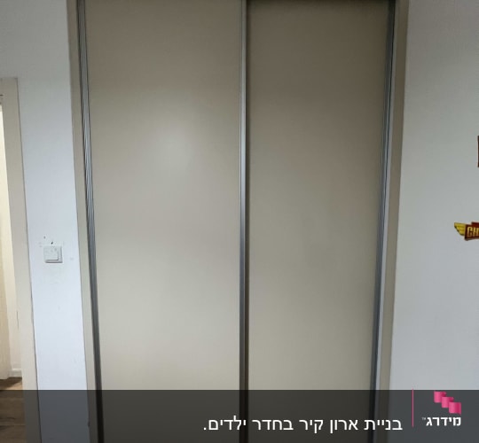 דלתות הזזה מעץ עם מסגרת מתכת